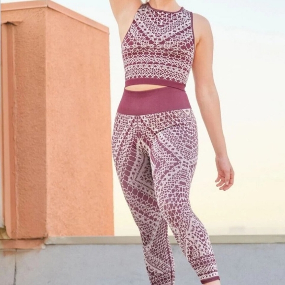 NWT Fabletics Lace Capri Leggings - Picture 2 of 8